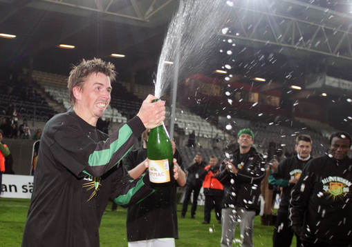  Mathias Gravem firar med champagne tillsammans med lagkompisarna efter matchen. Jubel, glädje.