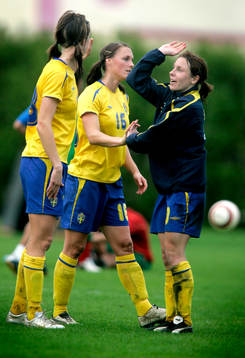  Lotta Schelin, Salina Olsson och Hanna Ljungberg, jubel efter matchen.