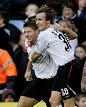   Steven Gerrard jubel efter  Liverpools första mål tilsammans med  Boudewijn Zenden. 