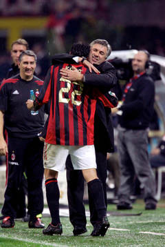 Kaka kramas om av Ancelotti, manager, Milan