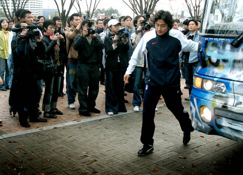 Jung Hwan Ahn, Korea lämnar spelarbussen följd av ett