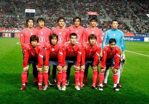  Korea Laguppställning, lagbild: överst från vänster: Jung Hwan Ahn, Young, Chul Kim, Jin Dong Kim, Jin Cheoul Choi, Ki Hyeon Seol, Jae Woon Lee (målvakt). Nederst från vänster: Ji Sung park, Chu Young Park, Won Hee Cho, Ho Lee, Young Pyo Lee.