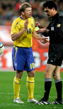 Marcus Allbäck, Sverige, gult kort, varning, domare