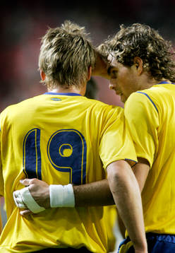  Sveriges målskyttar Markus Rosenberg och Johan Elmander jublar tillsammans.