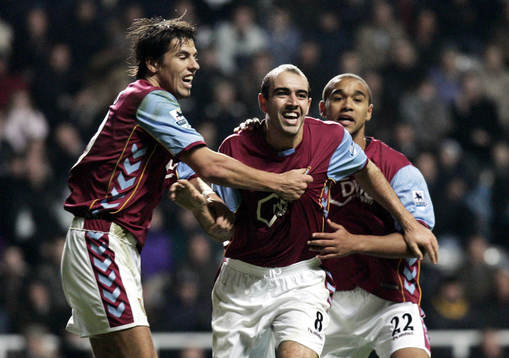  Gavin McCann, Aston Villa, jubel. 