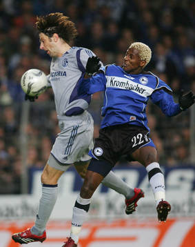  Mladen Krstajic, Schalke och Sibusiso Zuma, Bielefeld.