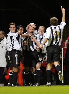  Alan Shearer, jubel efter tredje målet för Newcastle med Scott Parker, Nolberto Solano, Peter Ramage och Michael Owen.