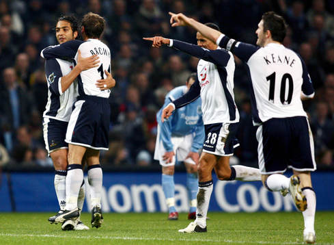  Mido, Tottenham jublar med  Michael Brown, Jermaine Jenas och Robbie Keane efter första målet.