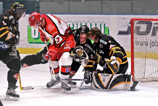 Hårt spel framför AIKs mål och Jonas Gustafsson,