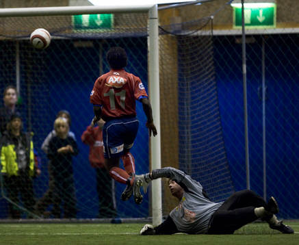 John Pelu gör mål på Christian Fegler
