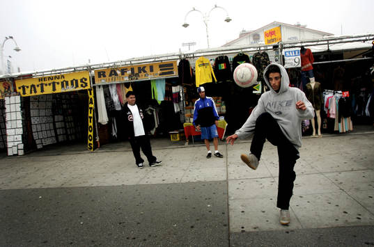 Reportage om fotboll i USA. Gatufotboll i Venice Beach.