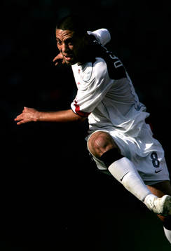Reportage om fotboll i USA. USA-Norge. Clint Dempsey, USA skjuter.