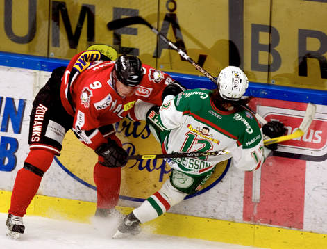 Jan Öberg tacklar Daniel Josefsson