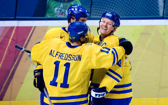 Fredrik Modin, Daniel Alfredsson och Mats Sundin jublar