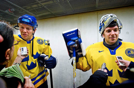 Mats Sundin och Henrik Lundqvist pratar med pressen