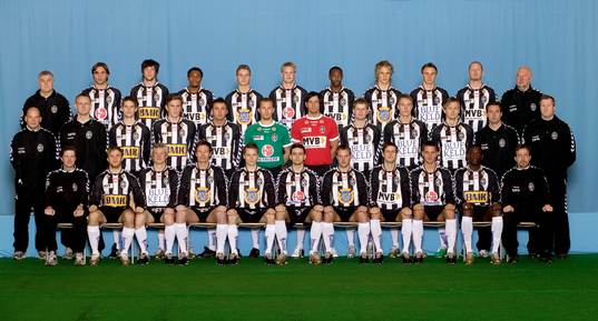  Bakre raden från vänster:  Alan Parr (materialförvaltare), Valentino Lai, Måns Sörensson, Kingsley Amuneke, Alvedin Nezirovac , Matthias Eklund, Onyekachi Amuneke, Robin Wikman, Antti Okkonen, Jörgen Pettersson, Harry Bondesson (lagledare B-laget).
Mellersta raden från vänster: Peter Lantz (massör), Mats I Svensson, Johan Andersson, Pontus Segerström, Morten Avnskjold, Lee Baxter (målvakt), Stojan Lukic (målvakt), Jonas Lind, Johnny Lundberg, André Schei Lindbaek, Mats Larsson(målvaktstränare), Anders Håkansson (kiropraktiker).
Främre raden från vänster: Patrik Johansson (tränare), Johan Norell, Håkan Söderstjerna, Andreas Yngvesson, Kalle Corneliusson, Amar Muharemovic, Anders Friberg, Mikael Dahlgren, Andrew Kelly, Bobo Bola, Caspar Pauckstadt (assisterande tränare).
