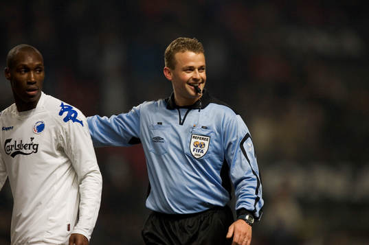 Atiba Hutchinson, FC Köpenhamn, med domare