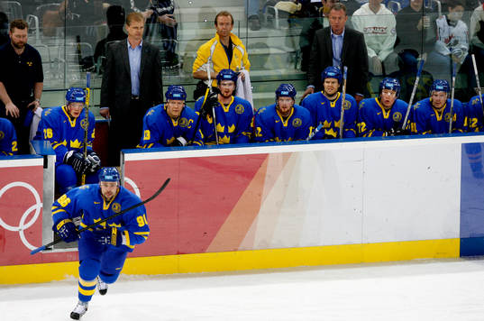 Tomas Holmström kör ut från båset. Där sitter bla