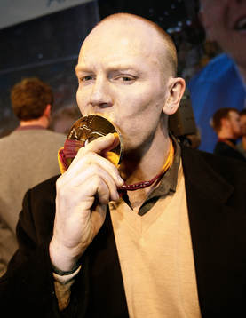Mats Sundin kysser sin guldmedalj