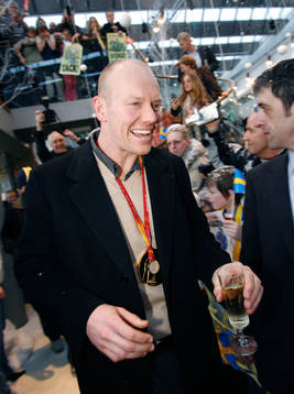 Mats Sundin, strålande glad välkommnas av publiken på