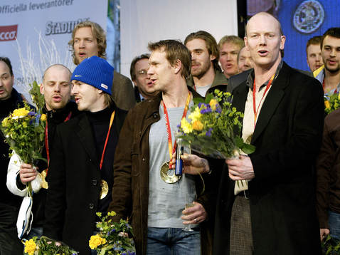 Mikael Tellqvist, Nicklas Lidström och Mats Sundin mottar