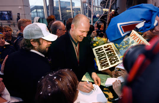 Mats Sundin och Peter Forsberg signerar autografer på