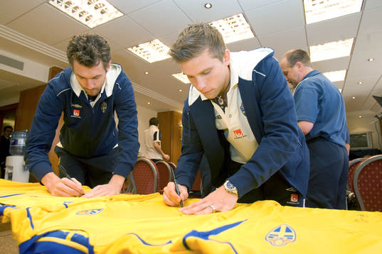 Andreas Isaksson och Anders Svensson. Autograf, tröja,