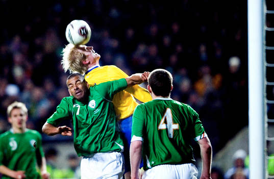 Petter Hansson i nickduell med Steaven Reid, Irland