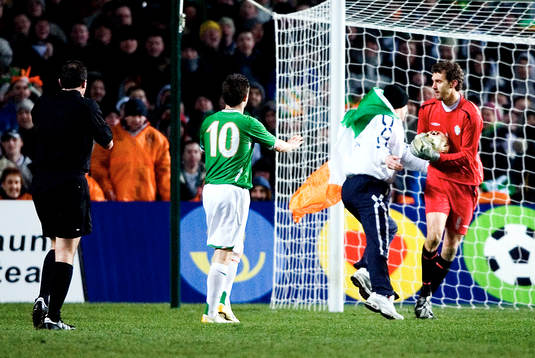 En Irländsk supporter lyckades ta sig in på planen och