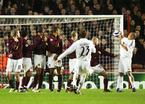 David Beckham skjuter en frispark mot Arsenals mur med