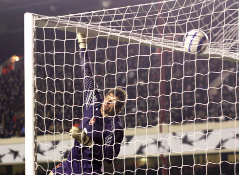 Jens Lehmann, Arsenal, räddar en av  David Beckham frispark