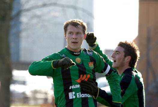  0-1 Målskytten Fredrik Lundgren grattas av Tomas Rosenkvist.