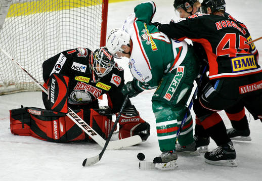 Peter Jönsson, Rögle har en chans framför mål men Corey