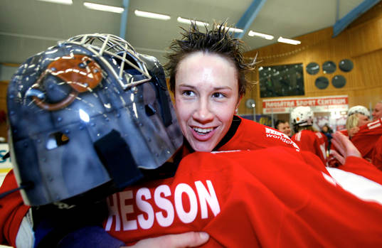 Maria Rooth och Charlotte Göthesson, MB, jubel