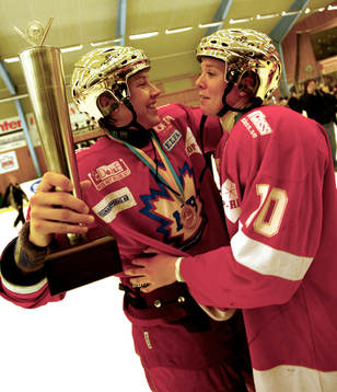 Maria Rooth och Helene Martinsen, MB-hockey, guldjubel.