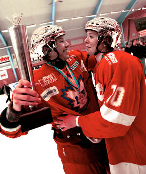 Maria Rooth och Helene Martinsen, MB-Hockey. Jubel, pokal,