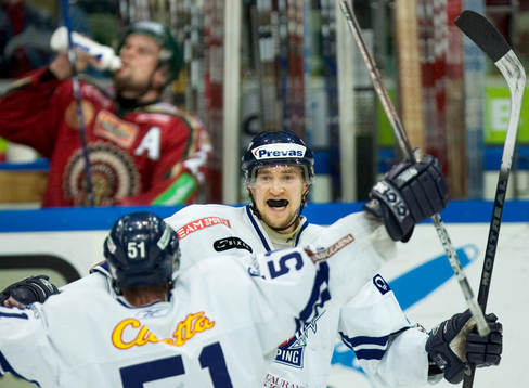 Mikko Luoma, Linköping, jubel, 1-2. Grattas av Mikael