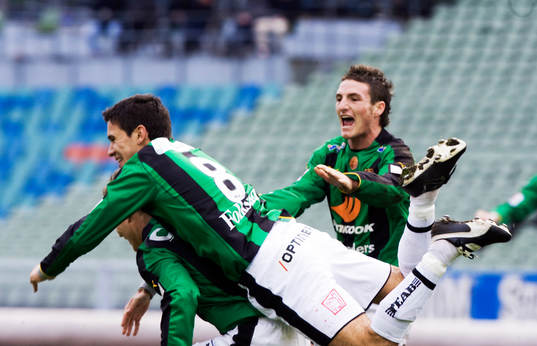 2-0, Anton Holmberg överfalls av 1-0 skytten James Keene