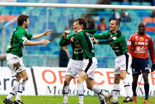 1-0 James Keene, som grattas. Jubel