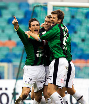 1-0 James Keene, som grattas. Jubel, glädje