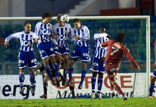 Pavel Zavadil skjuter frispark mot IFK-muren