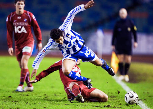 Andres Vasques tacklas av Emin Nouri