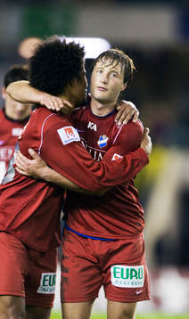 Bäste Öster-spelare Marco Da Silva kramas om av Fredrik