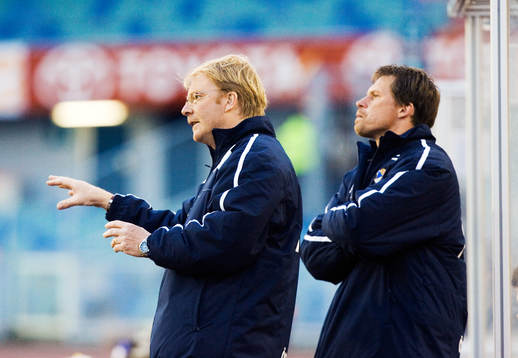 Östers tränare Lasse Jacobsson dirigerar, assisterad av