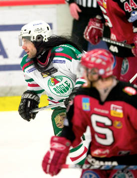 Patrik Tano, showar med en peruk