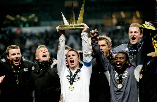 Tobias Linderoth, Köpenhamn, lyfter pokalen och jublar med