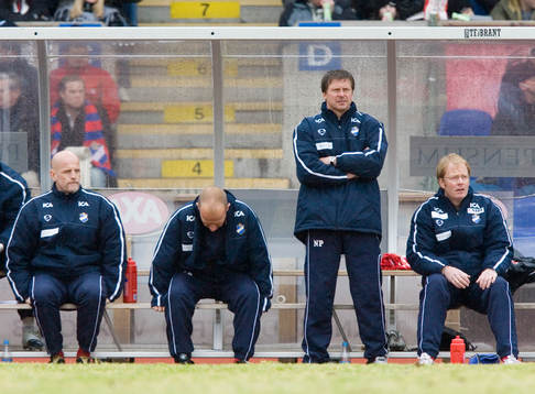  Fr v: Lennart Furudal, målvaktstränare, Torbjörn Pettersson, naprapat, Nicklas Persson, assisterande tränare och Lasse Jacobsson, tränare. Ledare, Öster.