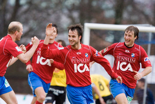  1-1, Helgi Danielsson drömträff och grattas av Peter Wibrån och Fredrik Gustafson.