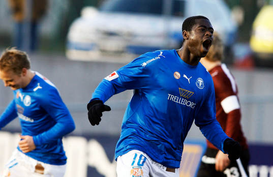 Trelleborgs tvåmålsskytt Michael Mensah, jubel