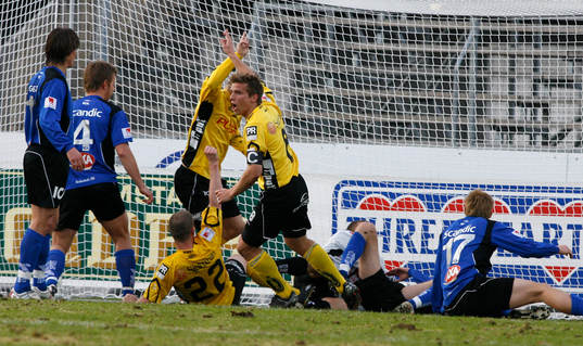 Andreas Augustsson - liggande - har gjort 1 - 0 till